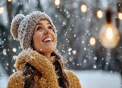 Kobieta, Długowłosa, Szatynka, Uśmiech, Śnieg, Czapka, Szal