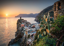 Włochy, Cinque Terre, Vernazza, Morze, Skały, Góry, Domy, Wschód słońca