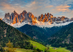 Góry, Alpy, Dolomity, Wieś, Santa Maddalena, Dolina, Val di Funes, Lasy, Domy, Chmury, Włochy