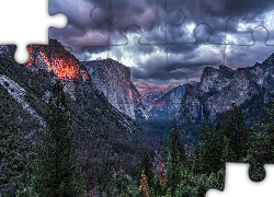 Park Narodowy Yosemite, Dolina Yosemite Valley, Stan Kalifornia, Stany Zjednoczone, Góry, Chmury, Świerki