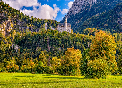 Zamek Neuschwanstein, Jesień, Góry, Skały, Drzewa, Bawaria, Niemcy
