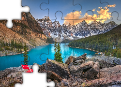 Kanada, Prowincja Alberta, Park Narodowy Banff, Jezioro Moraine, Las, Drzewa, Góry, Czerwone, Krzesło