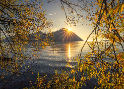 Nowa Zelandia, Jezioro, Ohau Lake, Jesień, Gałęzie, Góry, Ben Ohau, Promienie słońca