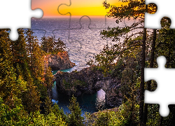 Skały, Most skalny, Drzewa, Morze, Wybrzeże Park stanowy, Samuel H. Boardman State Scenic Corridor, Punkt widokowy, Natural Bridges Viewpoint, Brookings, Oregon, Stany Zjednoczone