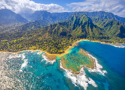 Stany Zjednoczone, Hawaje, Wyspa Kauai, Góry, Roślinność, Morze, Chmury, Z lotu ptaka