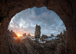 Hiszpania, Kantabria, Urros de Liencres, Costa Quebrada, Morze, Skały, Jaskinia, Zachód słońca
