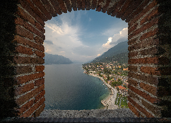 Włochy, Jezioro, Lago di Garda, Veneto, Widok, Niebo, Chmury, Okno, Mur