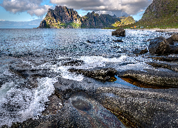 Plaża, Uttakleiv Beach, Morze, Skały, Góry, Lofoty, Norwegia
