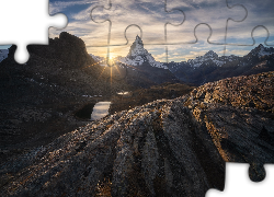 Góry, Szczyt Matterhorn, Jezioro, Skały, Promienie słońca, Szwajcaria
