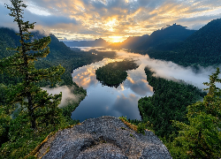 Góry, Rzeka, Wschód słońca, Mgła, Drzewa, Iglaste, Skała