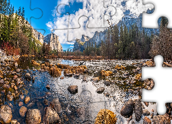 Stany Zjednoczone, Kalifornia, Park Narodowy Yosemite, Góry, Sierra Nevada, Rzeka, Merced River, Kamienie, Drzewa, Chmury