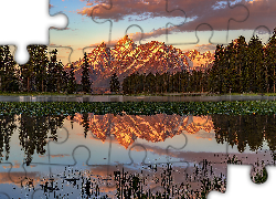 Park Narodowy Grand Teton, Góry Teton Range, Staw, Drzewa, Mgła, Chmury, Stan Wyoming, Stany Zjednoczone