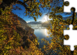 Jesień, Drzewa, Góry, Alpy, Jezioro, Lake Thun, Jezioro, Thunersee, Wschód słońca, Mgła, Kanton Berno, Szwajcaria