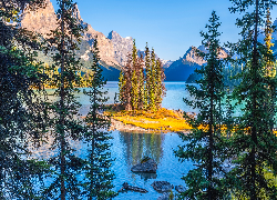 Kanada, Park Narodowy Jasper, Góry, Jezioro Maligne Lake, Wyspa Spirit Island, Drzewa, Alberta