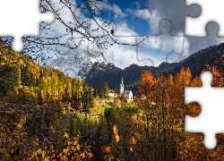 Góry, Dolomity, Wieś Santa Maddalena, Kościół, Domy, Chmury, Dolina Val di Funes, Drzewa, Jesień, Chmury, Włochy