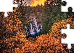 Wodospad, Burney Falls, Jesień, Drzewa, Park Stanowy McArthur Burney Falls, Kalifornia, Stany Zjednoczone