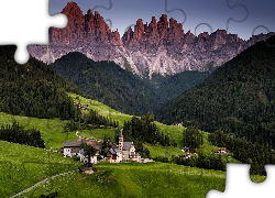 Włochy, Dolomity, Dolina Val di Funes, Wieś, Santa Maddalena, Domy, Kościół, Góry, Masyw Odle, Lasy, Drzewa