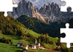 Włochy, Wieś Santa Maddalena, Dolina Val di Funes, Góry, Dolomity, Lasy, Drzewa, Domy, Kościół