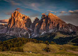 Włochy, Góry Sassolungo, Dolomity, Domy, Wieś, Drzewa, Chmury, Zachód Słońca