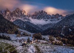 Włochy, Dolomity, Santa Maddalena, Góry, Alpy, Kościół, Domy, Las, Zima