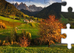 Góry, Dolomity, Wieś, Santa Maddalena, Kościół, Domy, Dolina Val di Funes, Drzewa, Jesień, Włochy