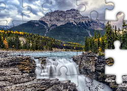 Kanada, Park Narodowy Jasper, Góry, Drzewa, Rzeka Athabasca,  Wodospad Athabasca Falls, Skały