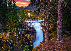 Kanada, Alberta, Park Narodowy Jasper, Wodospad, Athabasca Waterfall, Drzewa, Zachód słońca