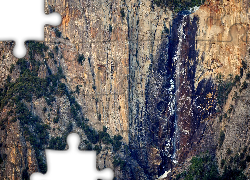 Stany Zjednoczone, Kalifornia, Park Narodowy Yosemite, Góry, Skały
 Wodospad Bridalveil Falls
