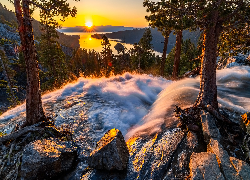 Zachód słońca, Promienie słońca, Góry, Sierra Nevada, Drzewa, Kamienie, Jezioro, Tahoe Lake, Stany Zjednoczone