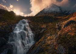 Norwegia, Romsdalen, Góry, Wodospad, Promienie słońca