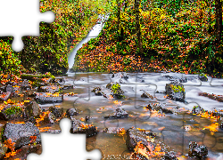 Wodospad Bridal Veil Falls, Rzeka Bridal Veil Creek, Las, Drzewa, Kamienie, Jesień, Rezerwat przyrody Columbia River Gorge, Oregon, Stany Zjednoczone