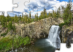 Wodospad Rainbow Falls, Skały, Świerki, Devils Postpile National Monument, Stan Kalifornia, Stany Zjednoczone