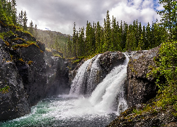 Norwegia, Hemsedal, Wodospad, Rjukandefossen, Skały, Las, Drzewa, Chmury