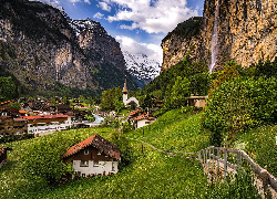 Dolina Lauterbrunnental, Góry, Wodospad Staubbach, Domy, Droga, Drzewa, Kościół, Gmina Lauterbrunnen, Kanton Berno, Szwajcaria