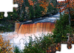 Wodospad Tahquamenon, Park stanowy Tahquamenon Falls, Las, Rzeka Tahquamenon, Jesień, Miejscowość Paradise, Stan Michigan, Stany Zjednoczone