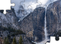 Góry, Drzewa, Mgła, Chmury, Skały, Wodospad, Upper Yosemite Falls, Park Narodowy Yosemite, Kalifornia, Stany Zjednoczone