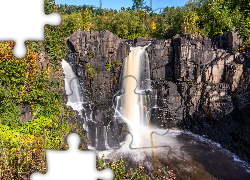 Wodospad, Skały, High Falls of the Pigeon River, Rzeka Pigeon River, Drzewa, Park stanowy Grand Portage, Stan Minnesota, Stany Zjednoczone