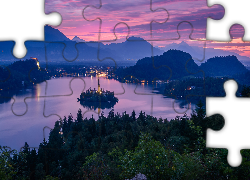 Wyspa Blejski Otok, Jezioro Bled, Kościół Wniebowzięcia Marii Panny, Góry, Drzewa, Wschód słońca, Chmury, Słowenia