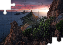 Wyspa Archipel des Sanguinaires, Morze Śródziemne, Latarnia, Drzewa, Skały, Zachód słońca, Ajaccio, Korsyka, Francja