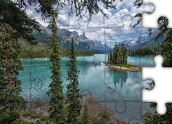 Park Narodowy Jasper, Jezioro Maligne, Wyspa Ducha, Drzewa, Lasy, Góry, Chmury, Alberta, Kanada
