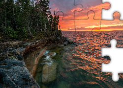 Zachód słońca, Drzewa, Las, Skały, Jezioro, Superior Lake, Michigan, Stany Zjednoczone