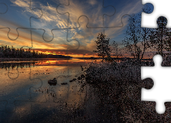Rzeka Jerisjoki, Zachód słońca, Drzewa, Szuwary, Kamienie, Miejscowość Muonio, Finlandia