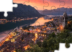 Miasto Kotor, Czarnogóra, Zatoka Kotorska, Morze, Zachód słońca, Góry, Oświetlone, Domy Zdjęcie miasta