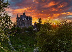 Zachód słońca, Zamek, Schloss Berlepsch, Droga, Drzewa, Witzenhausen, Niemcy