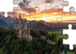 Niemcy, Bawaria, Góry, Alpy, Zamek Neuschwanstein, Lasy, Drzewa, Wschód słońca, Chmury