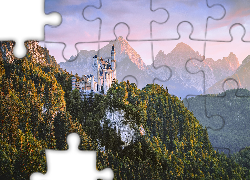 Zamek Neuschwanstein, Góry Alpy, Drzewa, Mgła, Jesień, Gmina Schwangau, Region Allgau, Bawaria, Niemcy