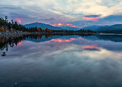 Jezioro, Dillon Lake, Góry, Drzewa, Chmury, Odbicie, Stan Kolorado, Stany Zjednoczone