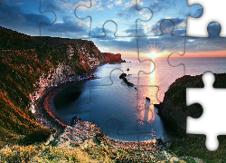 Anglia, Dorset, Wybrzeże Jurajskie, Zatoka Lulworth Cove, Morze, Klif, Wschód słońca, Chmury