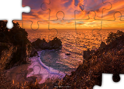 Wschód słońca, Morze, Zatoka McWay Cove, Skały, Drzewa, Plaża, Park stanowy Julii Pfeiffer Burns, Kalifornia, Stany Zjednoczone