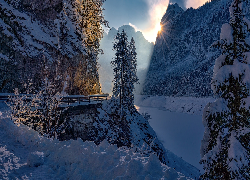 Austria, Zima, Góry, Ośnieżone, Drzewa, Most, Jezioro, Gosausee, Śnieg, Słońce